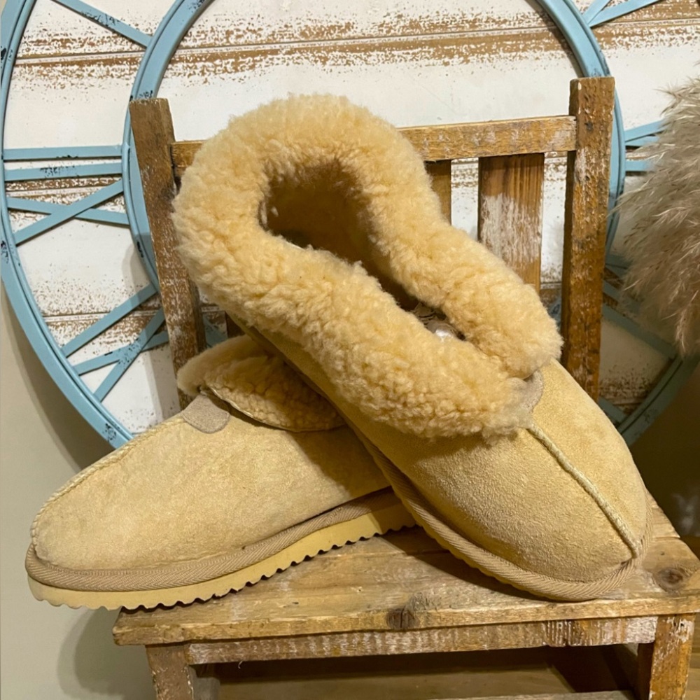 Women’s Foot Warmers Sherpa Lined Genuine Suede Slippers Shoes Sz 8 NEW!